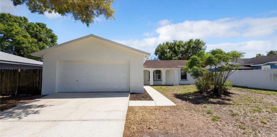 House in Brandon, Florida 3 bedrooms, 105.54 sq.m. № 2116116