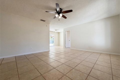 House in Brandon, Florida 3 bedrooms, 105.54 sq.m. № 2116116 - photo 3