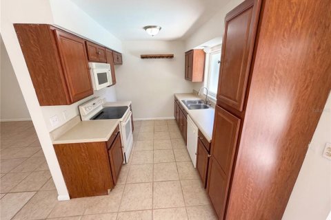 House in Brandon, Florida 3 bedrooms, 105.54 sq.m. № 2116116 - photo 2