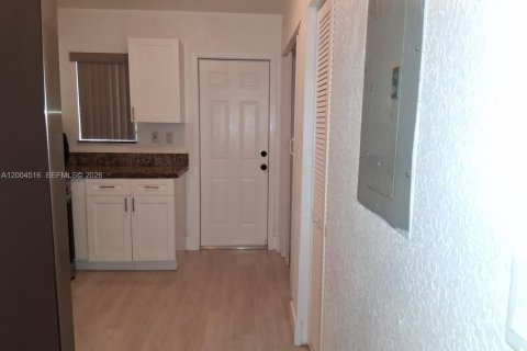 House in Miami, Florida 3 bedrooms, 113.99 sq.m. № 2068822 - photo 6