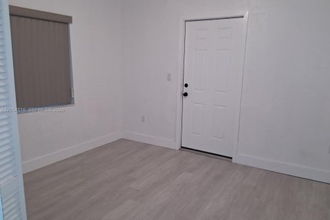 House in Miami, Florida 3 bedrooms, 113.99 sq.m. № 2068822 - photo 4