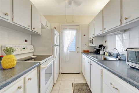 Condo in Miami, Florida, 1 bedroom  № 2170290 - photo 11