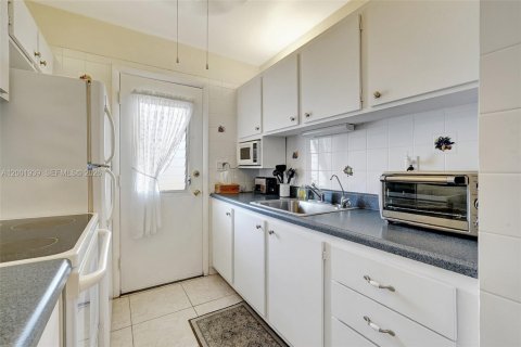 Condo in Miami, Florida, 1 bedroom  № 2170290 - photo 13