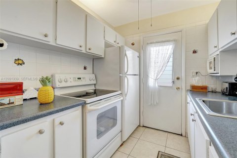 Condo in Miami, Florida, 1 bedroom  № 2170290 - photo 14