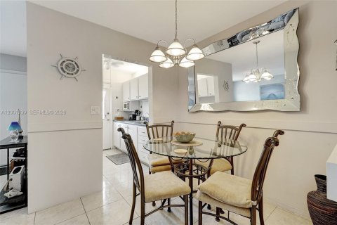 Condo in Miami, Florida, 1 bedroom  № 2170290 - photo 9