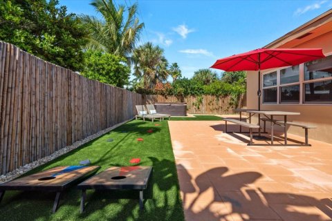 House in Oakland Park, Florida 3 bedrooms, 149.94 sq.m. № 1142374