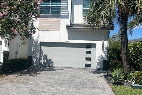 Townhouse in Lake Worth, Florida 3 bedrooms, 194.72 sq.m. № 2382541