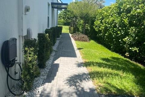 Townhouse in Lake Worth, Florida 3 bedrooms, 194.72 sq.m. № 2382541 - photo 3