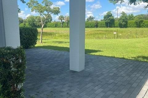 Townhouse in Lake Worth, Florida 3 bedrooms, 194.72 sq.m. № 2382541 - photo 5