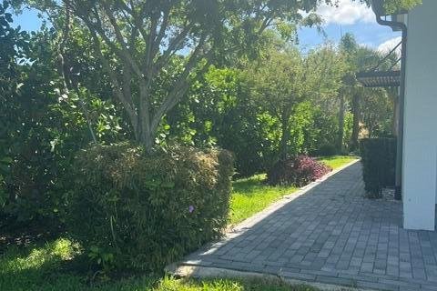 Townhouse in Lake Worth, Florida 3 bedrooms, 194.72 sq.m. № 2382541 - photo 8