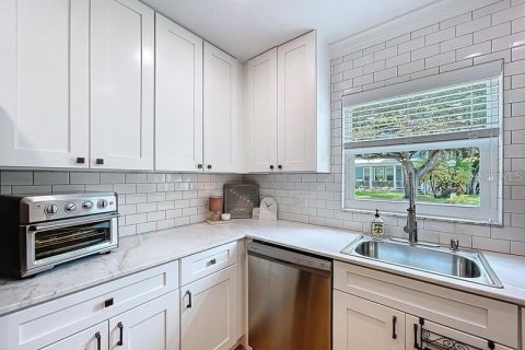 House in Tampa, Florida 3 bedrooms, 125.88 sq.m. № 1821101 - photo 5