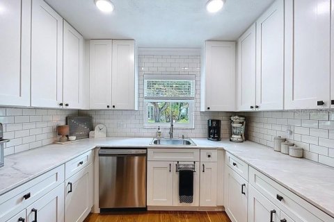 House in Tampa, Florida 3 bedrooms, 125.88 sq.m. № 1821101 - photo 4