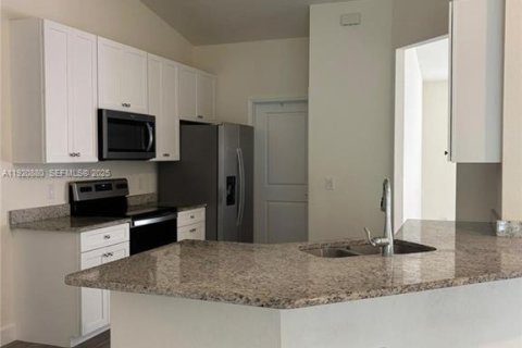 Купить виллу или дом в Лихай-Эйкерс, Флорида 4 спальни, № 1991617 - фото 2