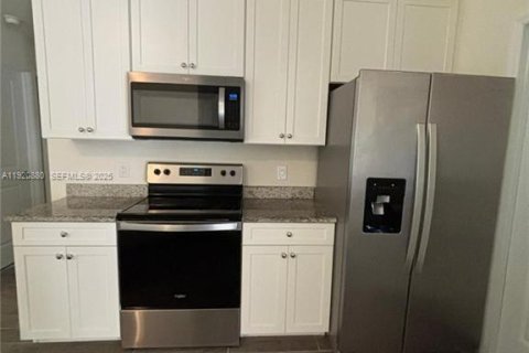 Купить виллу или дом в Лихай-Эйкерс, Флорида 4 спальни, № 1991617 - фото 7