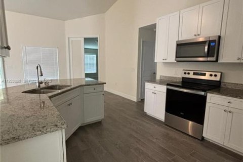 Купить виллу или дом в Лихай-Эйкерс, Флорида 4 спальни, № 1991617 - фото 3