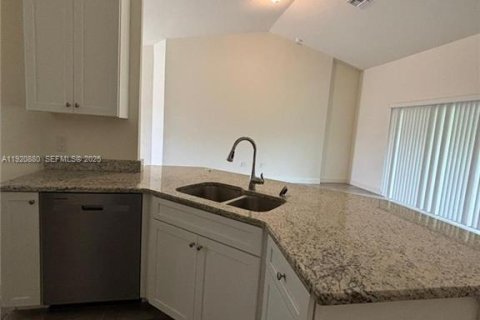 Купить виллу или дом в Лихай-Эйкерс, Флорида 4 спальни, № 1991617 - фото 4