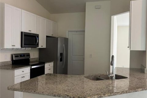 Купить виллу или дом в Лихай-Эйкерс, Флорида 4 спальни, № 1991617 - фото 6