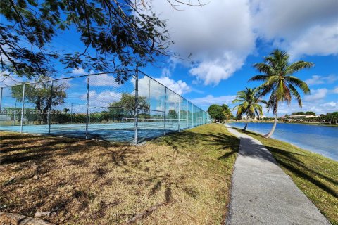 Townhouse in Miami, Florida 3 bedrooms, 106.28 sq.m. № 2087189 - photo 16