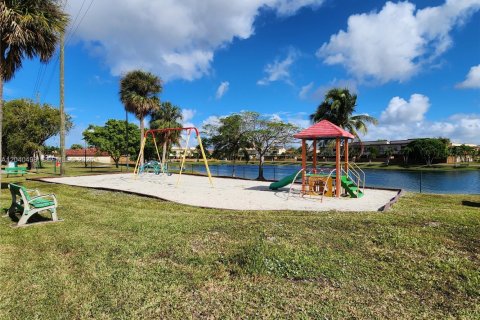Townhouse in Miami, Florida 3 bedrooms, 106.28 sq.m. № 2087189 - photo 17