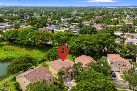 House in Pembroke Pines, Florida 3 bedrooms, 204.38 sq.m. № 2088392 - photo 3
