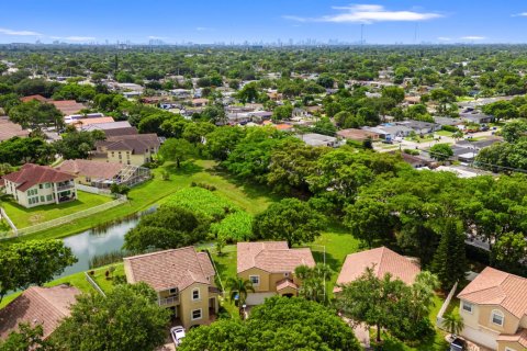House in Pembroke Pines, Florida 3 bedrooms, 204.38 sq.m. № 2088392 - photo 6
