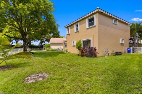 House in Pembroke Pines, Florida 3 bedrooms, 204.38 sq.m. № 2088392 - photo 23