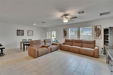 House in Zephyrhills, Florida 6 bedrooms, 308.99 sq.m. № 1648851 - photo 22