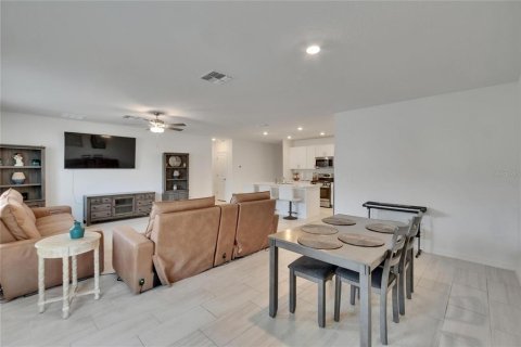 House in Zephyrhills, Florida 6 bedrooms, 308.99 sq.m. № 1648851 - photo 26
