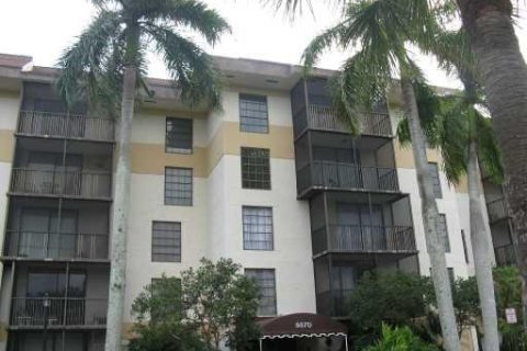 Condominio en alquiler en Lauderhill, Florida, 1 dormitorio, 78.97 m2 № 1226963 - foto 1