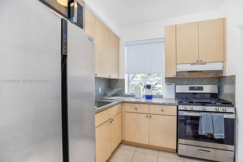 Снять в аренду квартиру в Майами-Бич, Флорида 1591.23м2, № 1989852 - фото 1