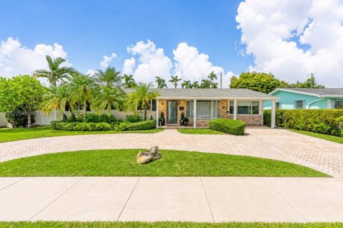 Villa ou maison à vendre à Miami, Floride: 4 chambres, 241.55 m2 № 2086894 - photo 2