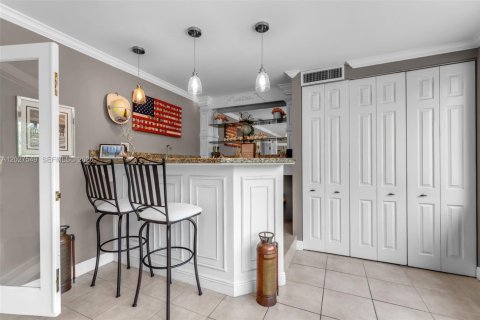 Villa ou maison à vendre à Miami, Floride: 4 chambres, 241.55 m2 № 2086894 - photo 13