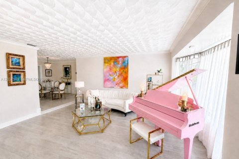 Villa ou maison à vendre à Miami, Floride: 4 chambres, 241.55 m2 № 2086894 - photo 6