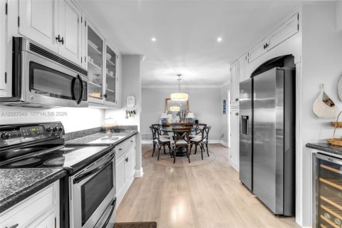 Villa ou maison à vendre à Miami, Floride: 4 chambres, 241.55 m2 № 2086894 - photo 18