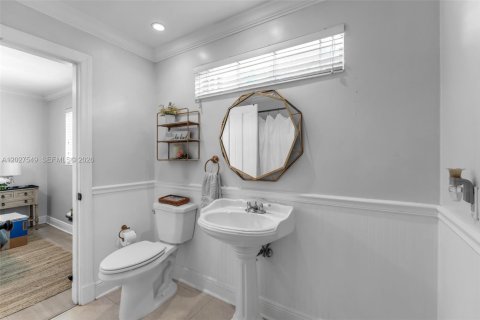 Villa ou maison à vendre à Miami, Floride: 4 chambres, 241.55 m2 № 2086894 - photo 25