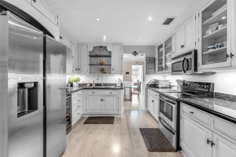 Villa ou maison à vendre à Miami, Floride: 4 chambres, 241.55 m2 № 2086894 - photo 16