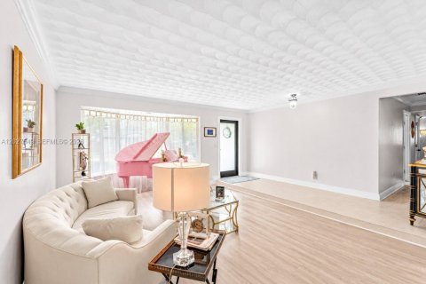 Villa ou maison à vendre à Miami, Floride: 4 chambres, 241.55 m2 № 2086894 - photo 4