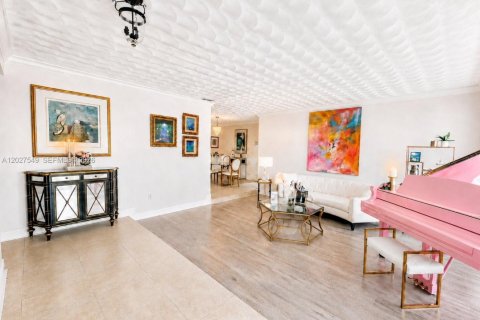 Villa ou maison à vendre à Miami, Floride: 4 chambres, 241.55 m2 № 2086894 - photo 5