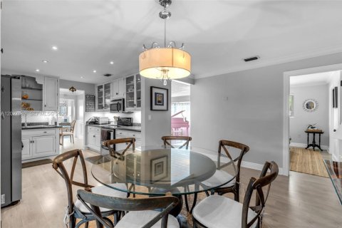 Villa ou maison à vendre à Miami, Floride: 4 chambres, 241.55 m2 № 2086894 - photo 14