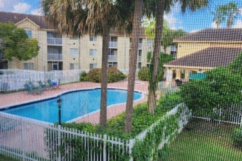 Condominio en venta en Hollywood, Florida, 2 dormitorios, 80.55 m2 № 1774318 - foto 1
