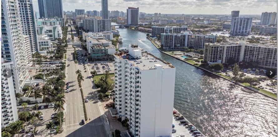 Condominio en Hollywood, Florida, 1 dormitorio  № 1706478