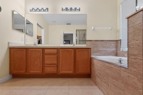 House in Sorrento, Florida 3 bedrooms, 162.3 sq.m. № 2132412 - photo 15