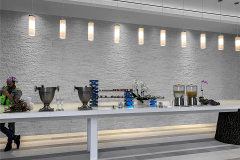 Condo in Miami, Florida, 4 bedrooms № 2008903 - photo 8