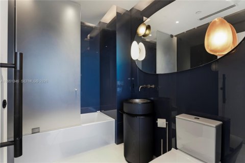 Condo in Miami, Florida, 4 bedrooms № 2008903 - photo 25