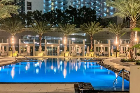 Condo in Miami, Florida, 4 bedrooms № 2008903 - photo 13