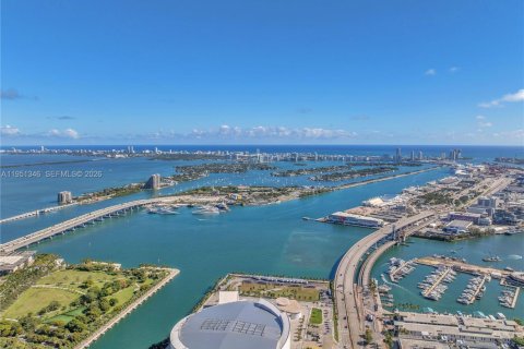 Condo in Miami, Florida, 4 bedrooms № 2008903 - photo 2