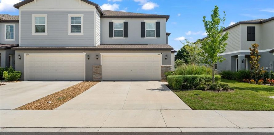 Townhouse in Land O' Lakes, Florida 3 bedrooms, 167.32 sq.m. № 1732240