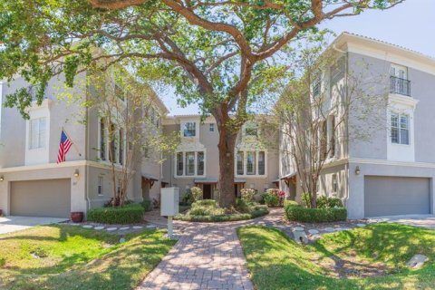 Townhouse in Tampa, Florida 3 bedrooms, 175.12 sq.m. № 1634020 - photo 1