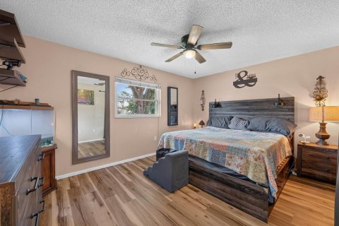 House in Saint Petersburg, Florida 3 bedrooms, 109.62 sq.m. № 2198415 - photo 21