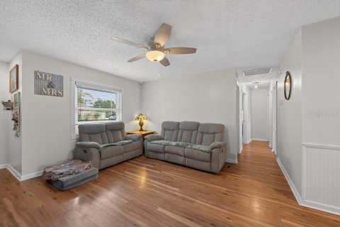 House in Saint Petersburg, Florida 3 bedrooms, 109.62 sq.m. № 2198415 - photo 4